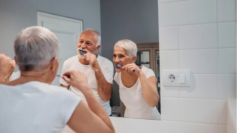 Time flies, smiles all the time: How do the elderly maintain oral health?